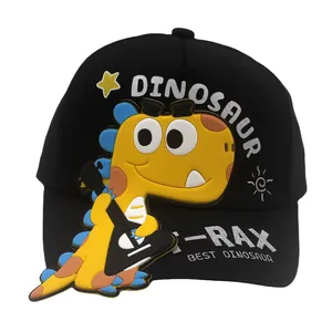 Cappellino nero per bambini con dinosauro giallo e chitarra su sfondo bianco