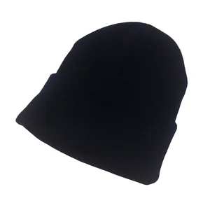 Detalle del gorro de punto azul marino con textura acanalada y forro de satén suave