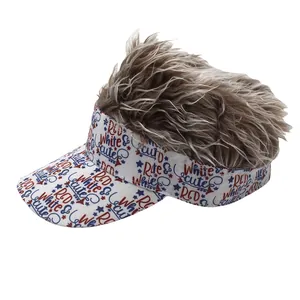 Berretto da baseball bianco con scritte rosse e blu e parrucca di capelli sintetici marroni