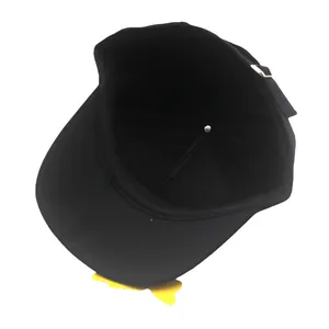 Vista interna dettagliata di un cappellino da baseball nero con fibbia in metallo regolabile