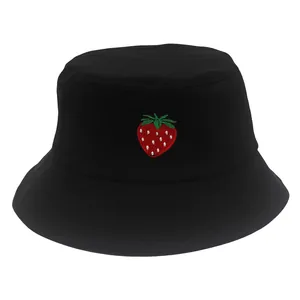 Dettaglio del ricamo a fragola rossa su cappello alla pescatora in cotone nero