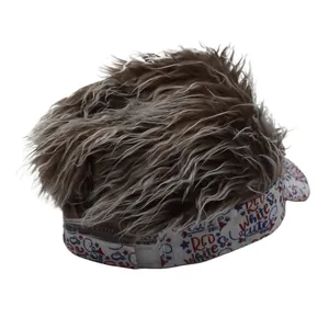 Dettaglio cappello con parrucca, stampa Red White & Cute e cinturino regolabile