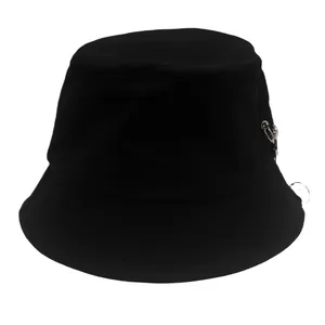 Bob en coton noir avec anneaux métalliques argentés et épingles pour un look streetwear