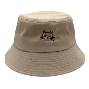 Detail van schattig kattenborduurwerk op kaki katoenen vissershoed met stiksels