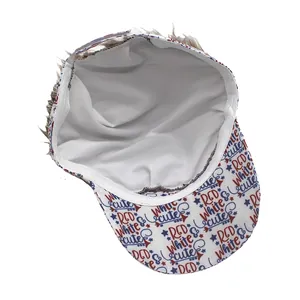 Dettaglio della stampa Red White and Cute sulla visiera di un cappello parrucca divertente