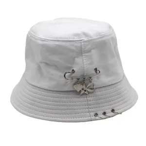 Bob blanc en coton avec breloques épingles argentées et anneaux sur le bord