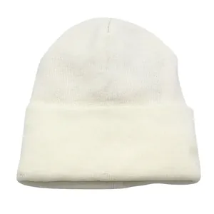 Textura detallada del gorro de punto blanco de doble capa con forro de satén suave
