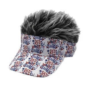 Berretto da baseball divertente con parrucca grigia e stampa 'RED WHITE & cute' decorativa