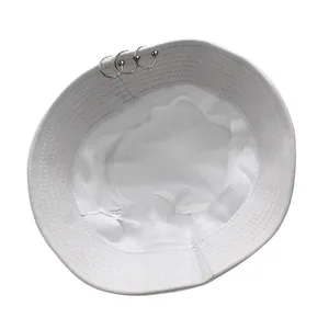 Vue détaillée de l'intérieur du bob blanc montrant les coutures et les anneaux métalliques