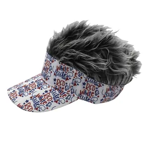 Dettaglio del cappello a visiera bianco con stampe di lettere e finti capelli soffici