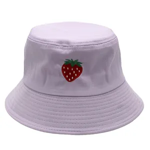 Cappello a secchiello in cotone viola chiaro con ricamo dettagliato di fragola rossa