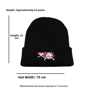 Vista detallada del bordado de axolote en gorro negro con dimensiones de altura y anchura