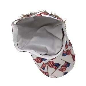 Détail de la casquette baseball drapeau américain avec postiche en cheveux synthétiques