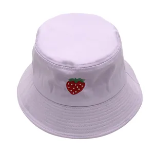 Dettaglio del ricamo a fragola rossa sul cappello a secchiello in tela viola chiaro