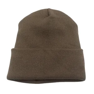 Detalle del tejido fino y borde doblado de un gorro de punto en color marrón