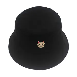 Unisex zwarte canvas vissershoed met schattig kattenborduurwerk voor casual zonbescherming