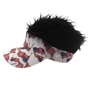 Détail du motif drapeau américain sur visière avec perruque de cheveux noirs synthétiques