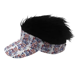 Dettaglio di un divertente cappellino da baseball con parrucca nera e stampa patriottica