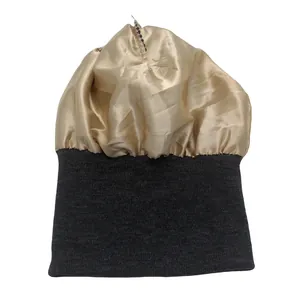 Detalle de gorro de punto gris con forro de satén oro champán para protección del cabello