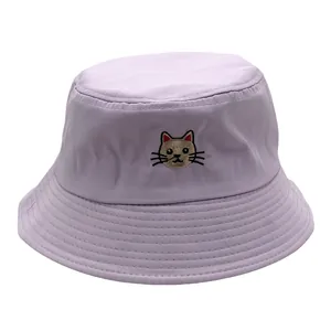 Unisex lichtpaarse vissershoed met schattig kattenborduursel en gestikte rand