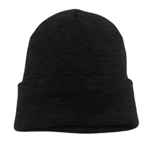 Primer plano de la textura de punto acanalado negro de un gorro de invierno forrado