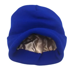 Detalle del gorro de punto azul marino con forro de satén de seda color champán