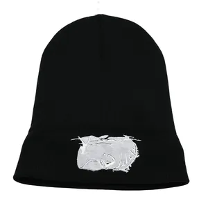 Berretto in maglia nera con toppa vintage e ricamo per calore invernale all'aperto