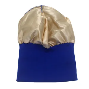Detalle del gorro de doble capa con punto azul real y forro de satén suave