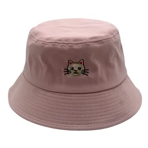 Roze katoenen vissershoed met schattig kattenborduurwerk, stijlvolle zonnehoed voor buiten