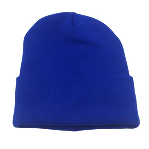 Detalle del gorro de punto azul real con textura fina y puño ancho doblado