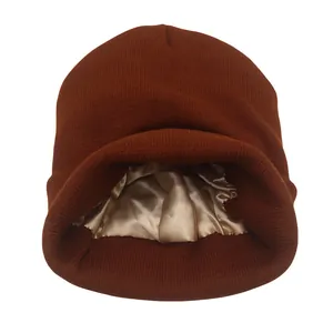 Gorro de punto marrón oscuro con forro de satén champán y dobladillo grueso de invierno