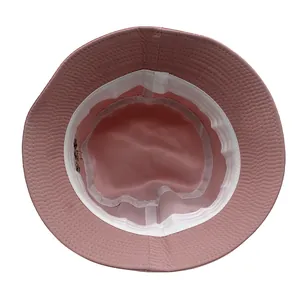 Detailoverzicht van de roze vissershoed binnenkant met zweetband en voering