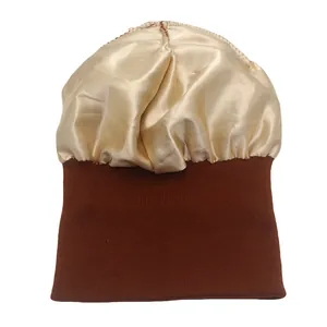 Detalle del forro de satén oro champán y el borde de punto marrón en el gorro de invierno