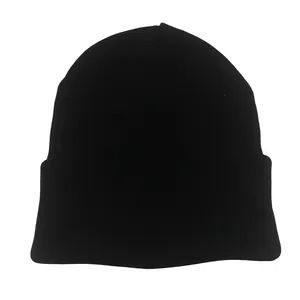 Primer plano detallado de la textura de punto fino en un gorro térmico negro