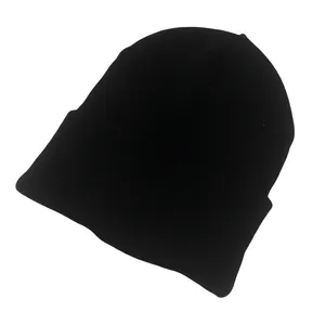 Detalle del gorro de punto negro de doble capa con textura de canalé y dobladillo