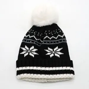 Bonnet d'hiver en tricot pour enfants avec pompon blanc et motif flocon noir et blanc