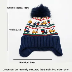 Kinder Strickmütze mit Bagger-Motiv, großem Bommel und Ohrenklappen für den Winter