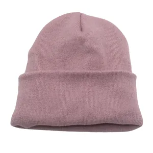Primer plano del gorro de punto rosa con dobladillo ancho y textura de canalé vertical