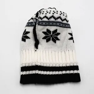 Gros plan d'un bonnet d'hiver en tricot avec motifs de flocons noirs et texture côtelée