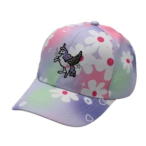 Dettaglio ricamo unicorno e stampe margherite su cappellino sfumato rosa da bambina
