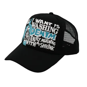 Detail der schwarzen Trucker-Cap mit 3D-Stickerei und atmungsaktivem Mesh-Einsatz