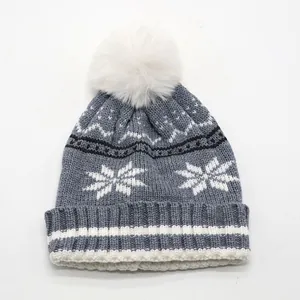 Bonnet tricoté gris pour enfants avec motifs de flocons de neige et pompon en fausse fourrure