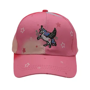 Cappellino rosa da bambina con ricamo a forma di unicorno e motivi a stelle