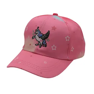 Dettaglio del ricamo a unicorno e dei motivi a stella sul berretto da baseball rosa per bambini
