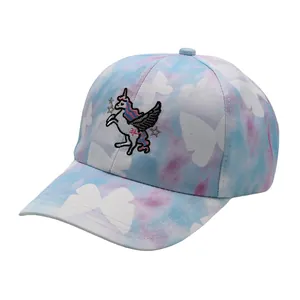 Dettaglio del ricamo unicorno su cappello tie-dye con motivi di farfalle e ali