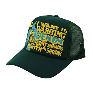 Detail der grünen Trucker-Cap mit Vintage-Schriftzug und atmungsaktivem Netzteil