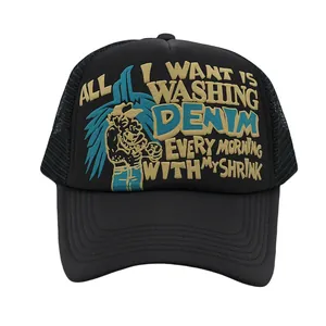 Detail der schwarzen Trucker-Cap mit Vintage-3D-Druck und atmungsaktivem Mesh-Netz