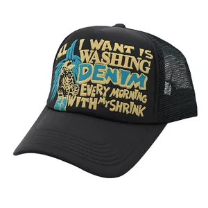 Detail der schwarzen Trucker-Mütze mit 3D-Schaumdruck und atmungsaktivem Netz