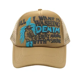 Detail der khakifarbene Trucker Cap mit 3D-Schaumdruck und atmungsaktivem Netz