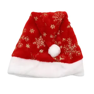 Detalle del gorro navideño de felpa roja con copos dorados y ribete de piel sintética blanca